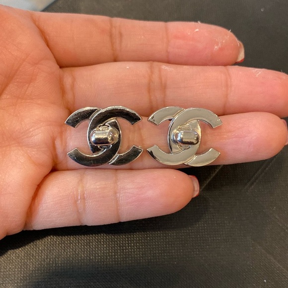 Beautiful buttons handmade into earrings - Picture 2 of 6